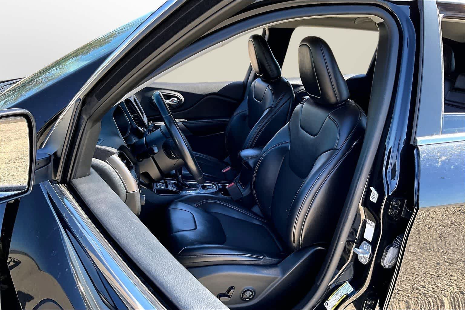 Thumbnail: 2019 Jeep Cherokee - 24