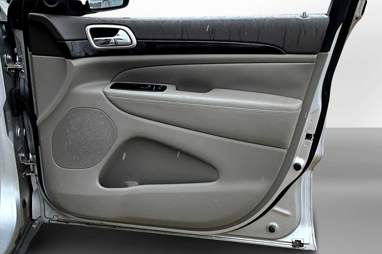 Thumbnail: 2011 Jeep Grand Cherokee - 18