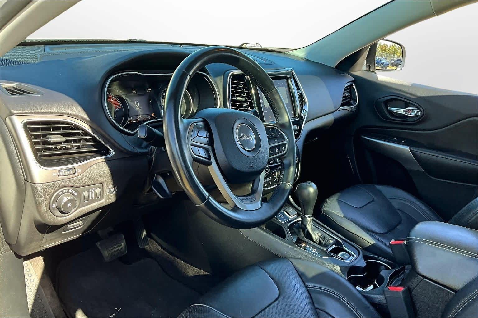 Thumbnail: 2019 Jeep Cherokee - 12