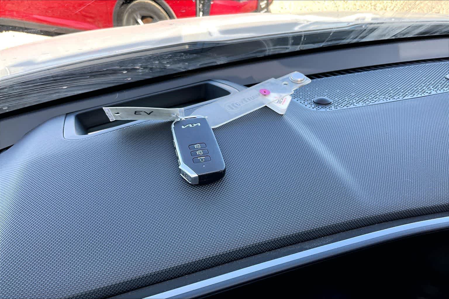 Thumbnail: 2023 Kia Niro - 9