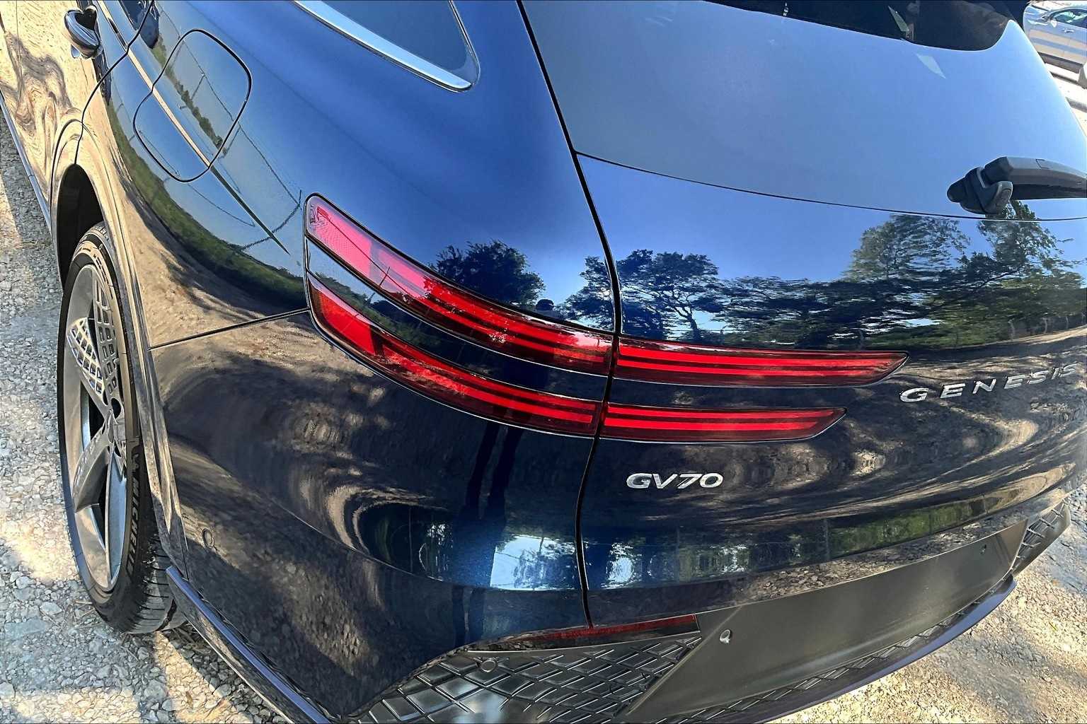 Thumbnail: 2022 Genesis GV70 - 30