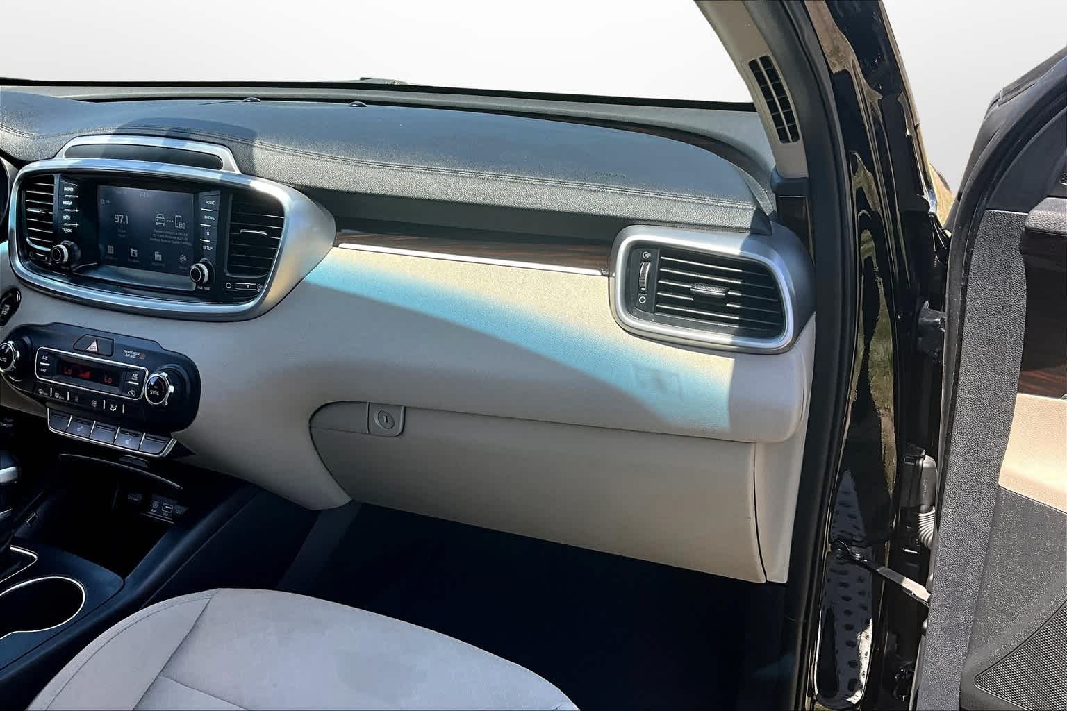 Thumbnail: 2020 Kia Sorento - 16
