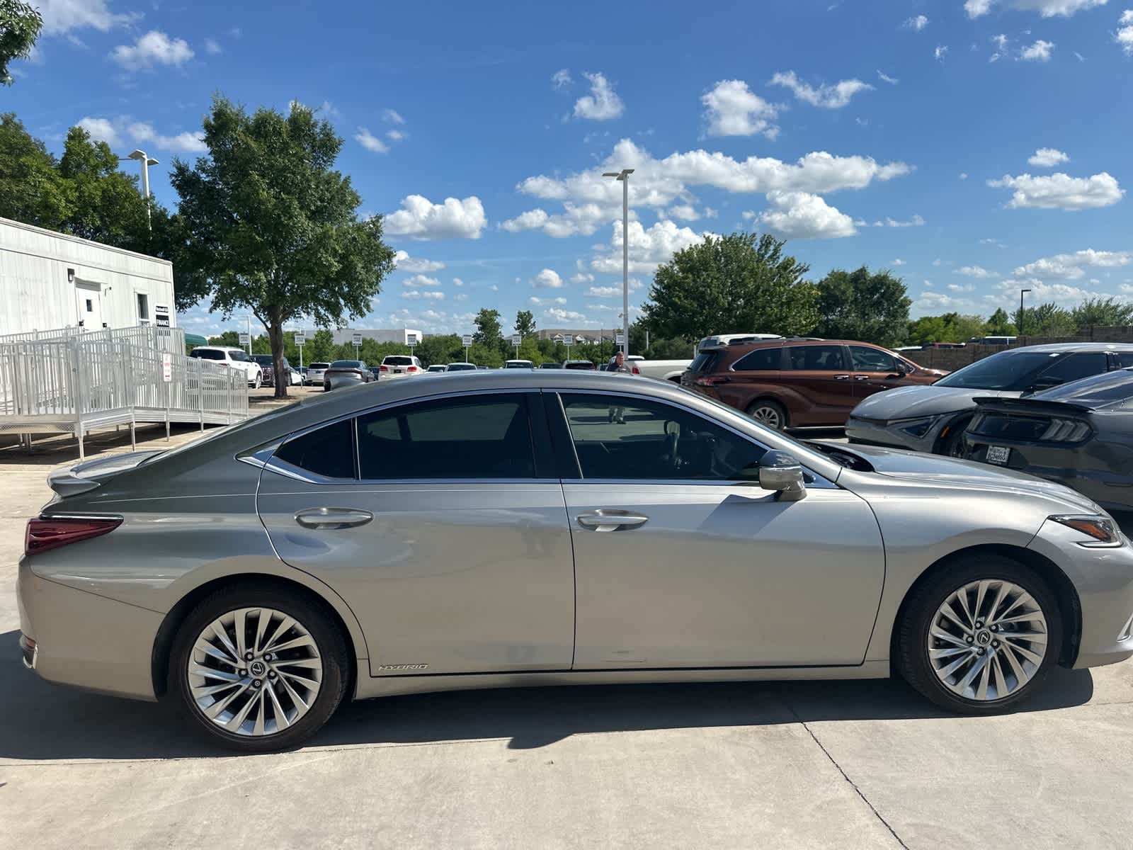 Thumbnail: 2021 Lexus ES - 4
