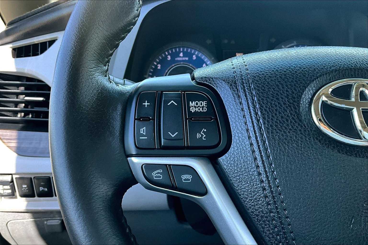 Thumbnail: 2015 Toyota Sienna - 19