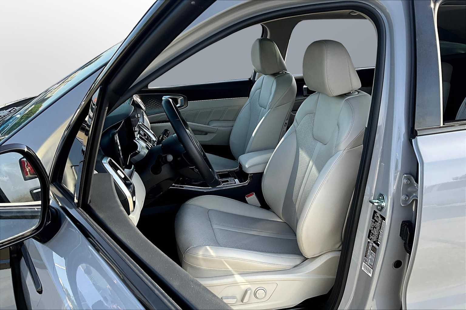 Thumbnail: 2023 Kia Sorento - 25