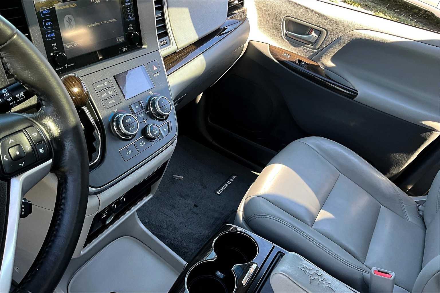 Thumbnail: 2015 Toyota Sienna - 13