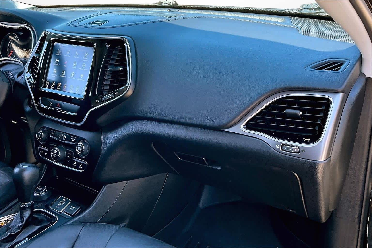 Thumbnail: 2019 Jeep Cherokee - 15