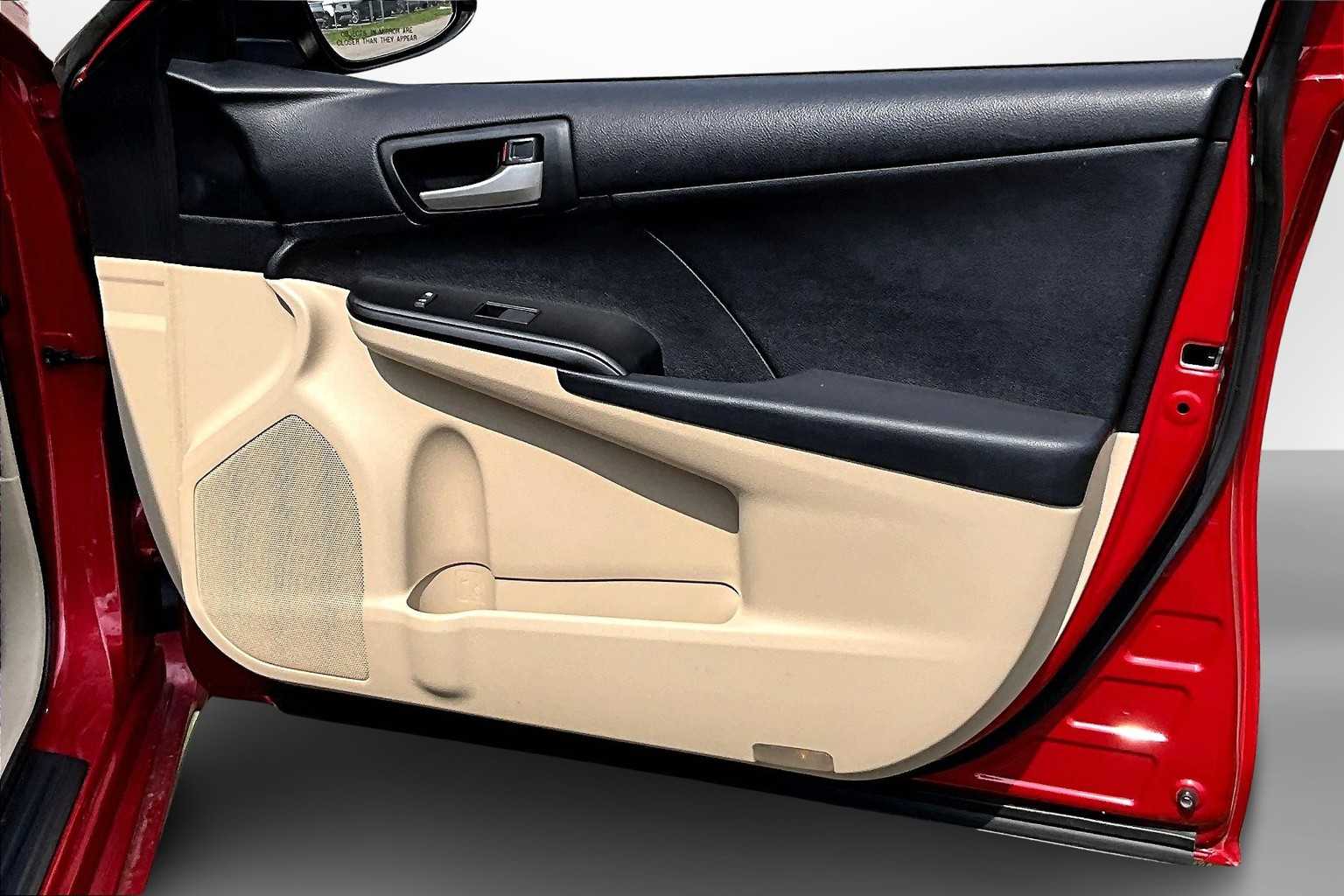 Thumbnail: 2012 Toyota Camry - 18