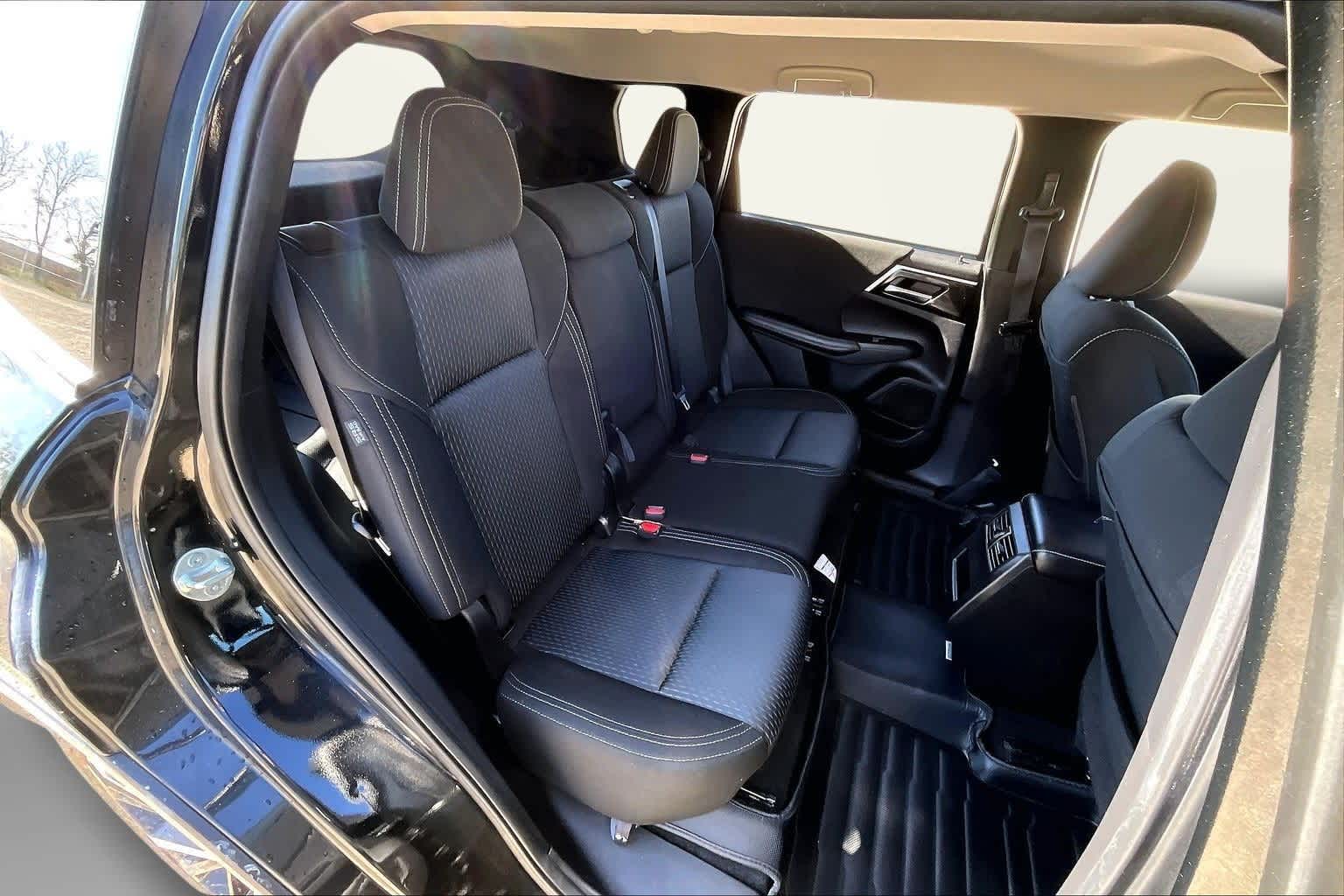 Thumbnail: 2022 Mitsubishi Outlander - 26