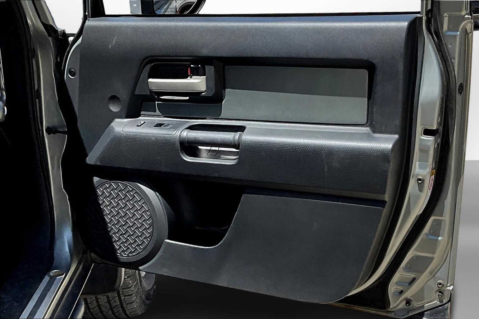 Thumbnail: 2012 Toyota FJ Cruiser - 18