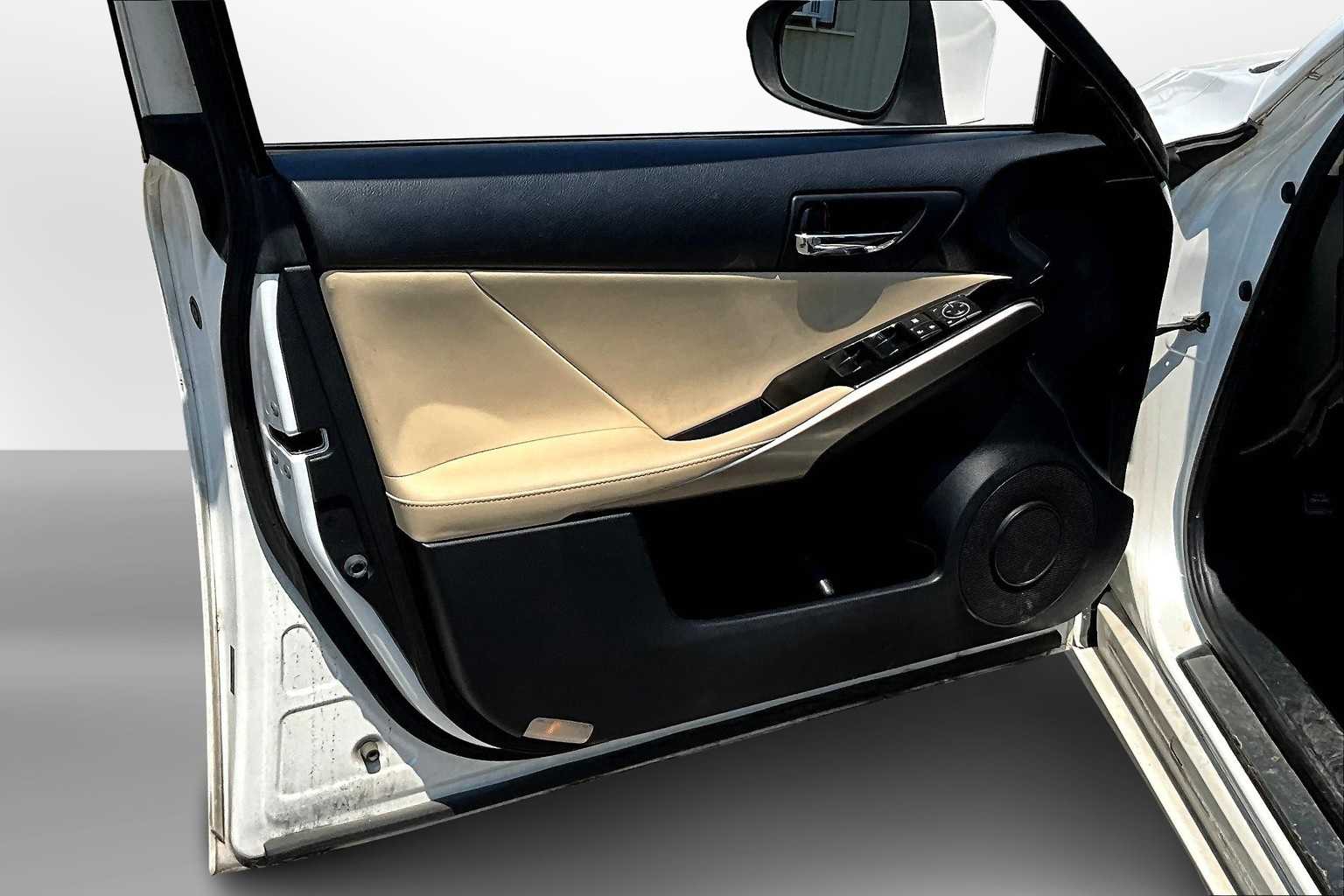 Thumbnail: 2016 Lexus IS - 17