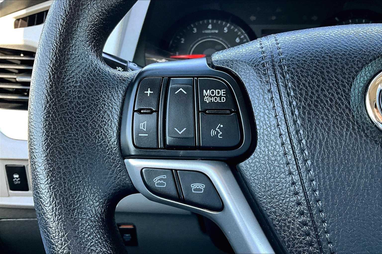 Thumbnail: 2017 Toyota Sienna - 19