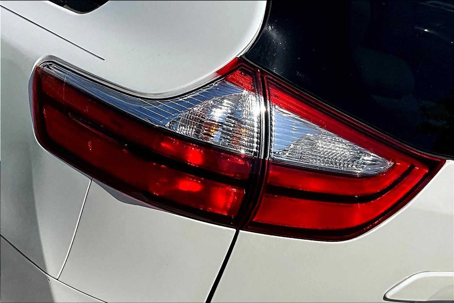 Thumbnail: 2015 Toyota Sienna - 32