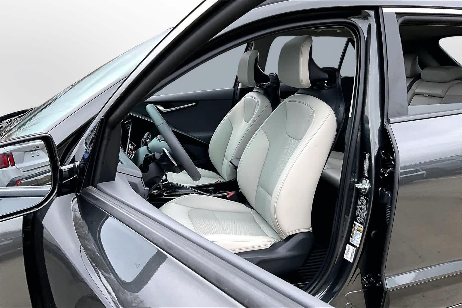 Thumbnail: 2025 Kia Niro - 24