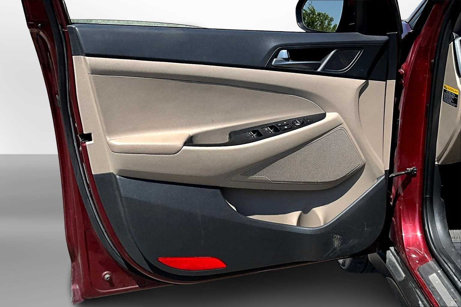 Thumbnail: 2016 Hyundai Tucson - 17