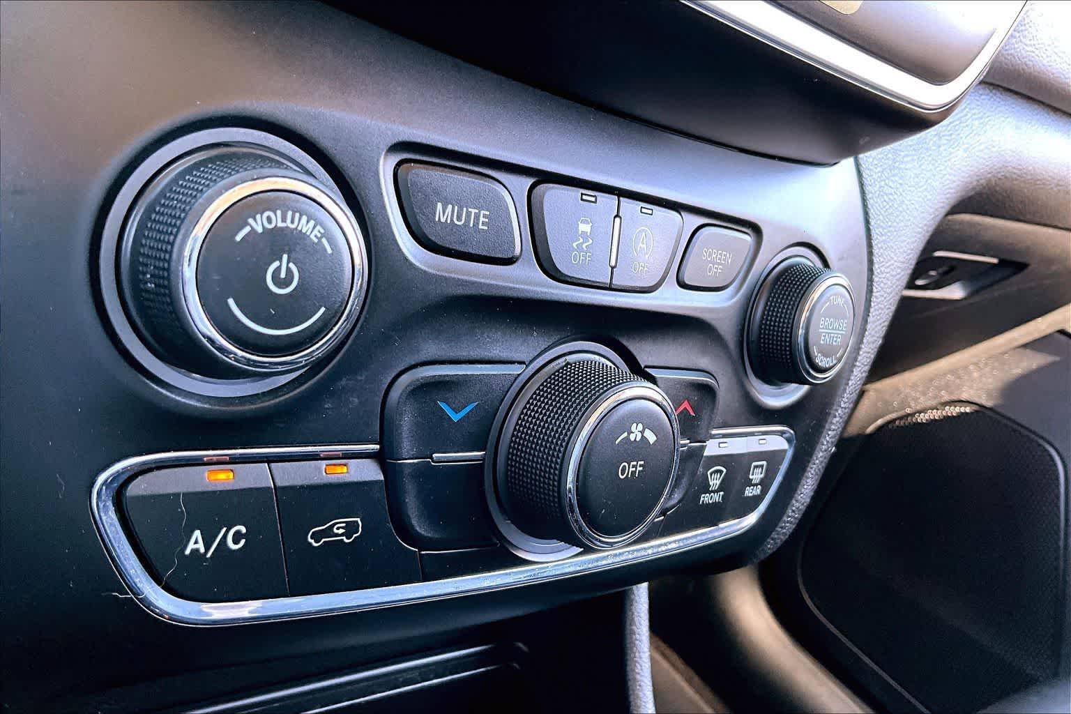 Thumbnail: 2019 Jeep Cherokee - 23