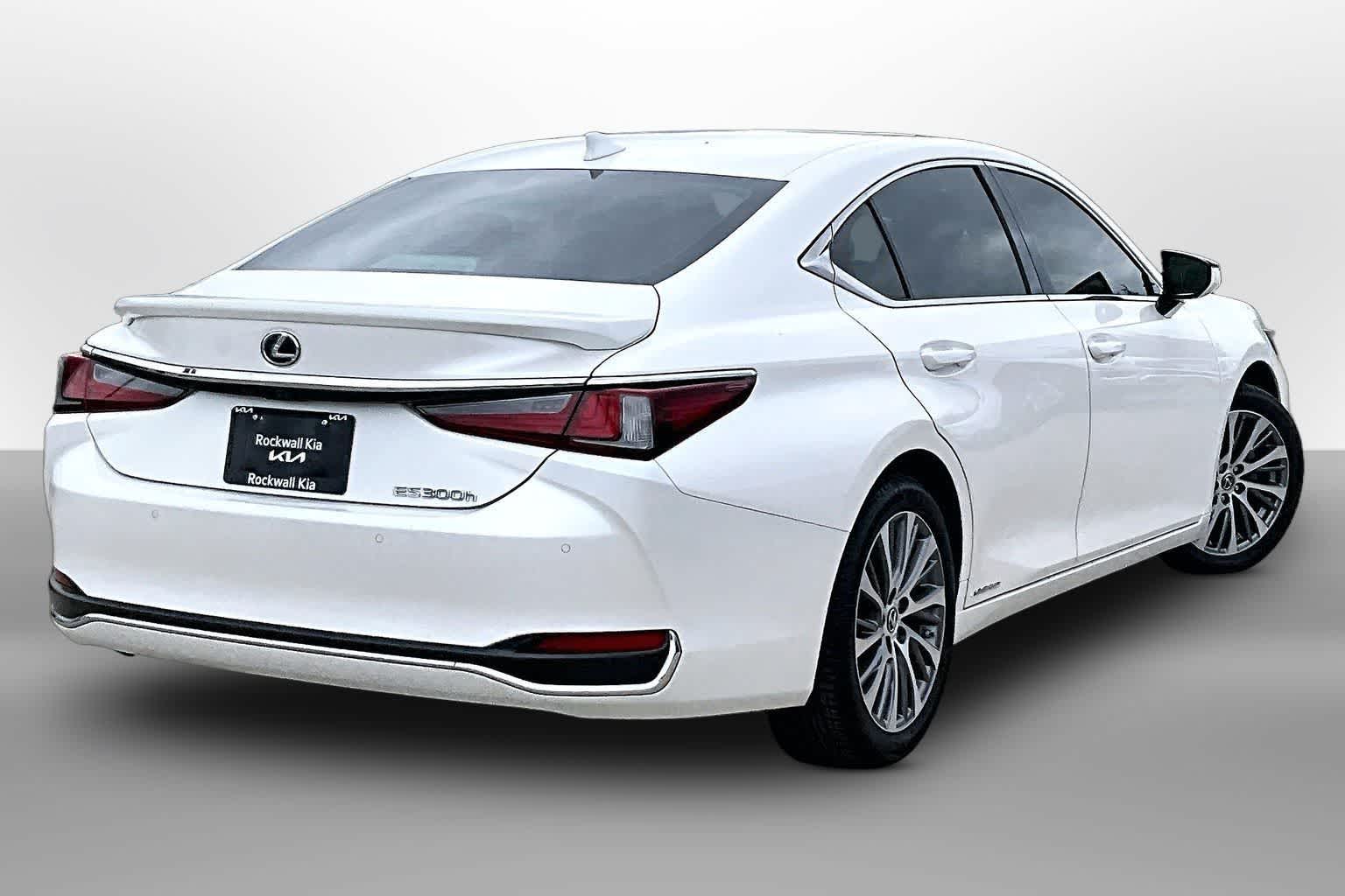 Thumbnail: 2021 Lexus ES - 2