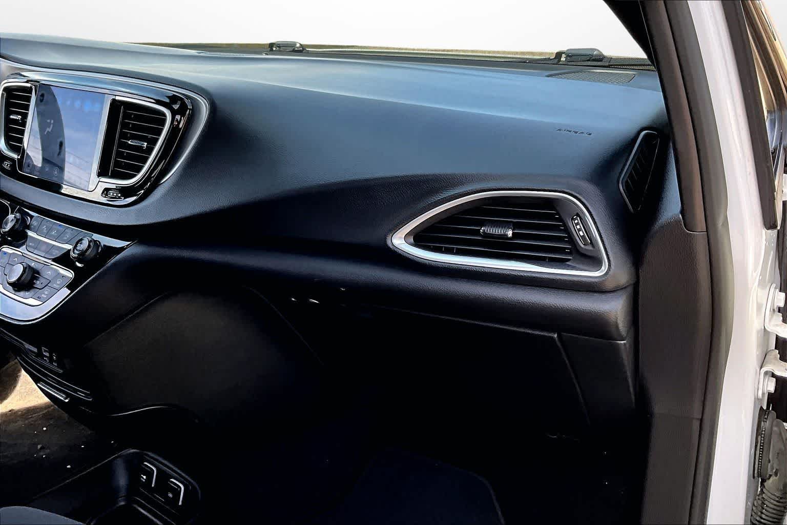 Thumbnail: 2019 Chrysler Pacifica - 14