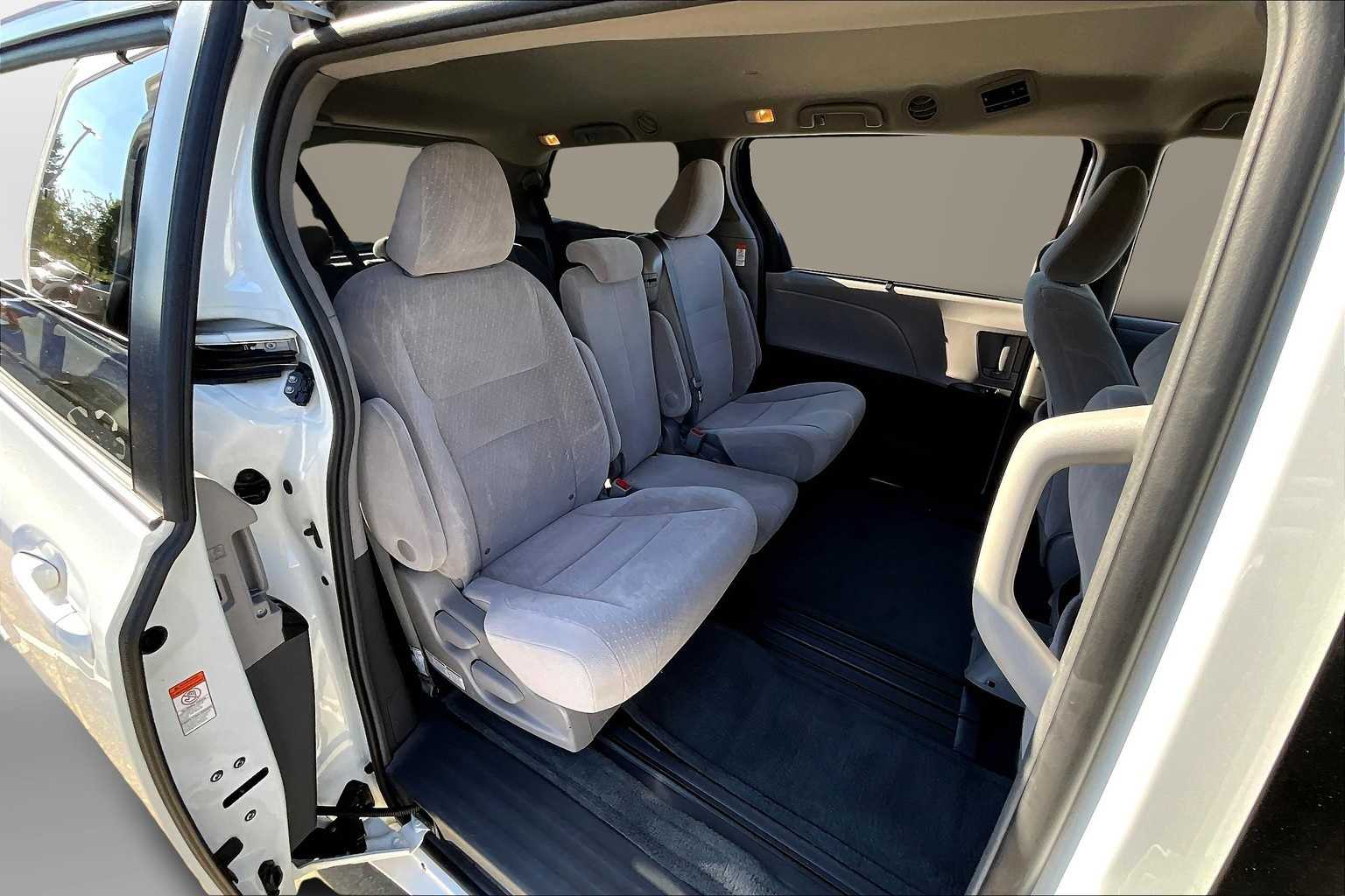 Thumbnail: 2017 Toyota Sienna - 26