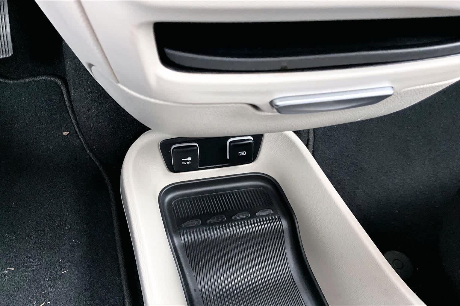 Thumbnail: 2018 Chrysler Pacifica - 23