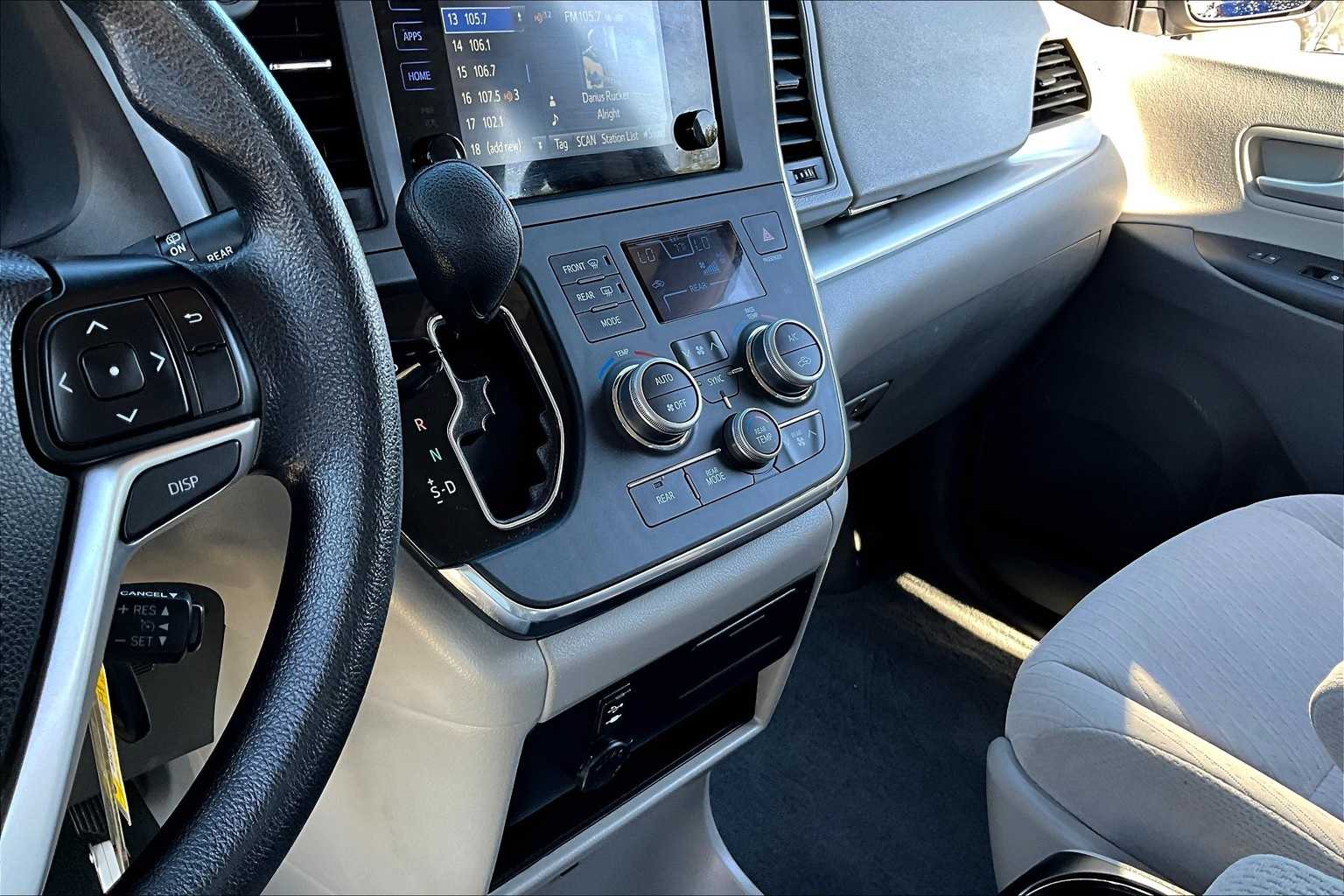 Thumbnail: 2017 Toyota Sienna - 13