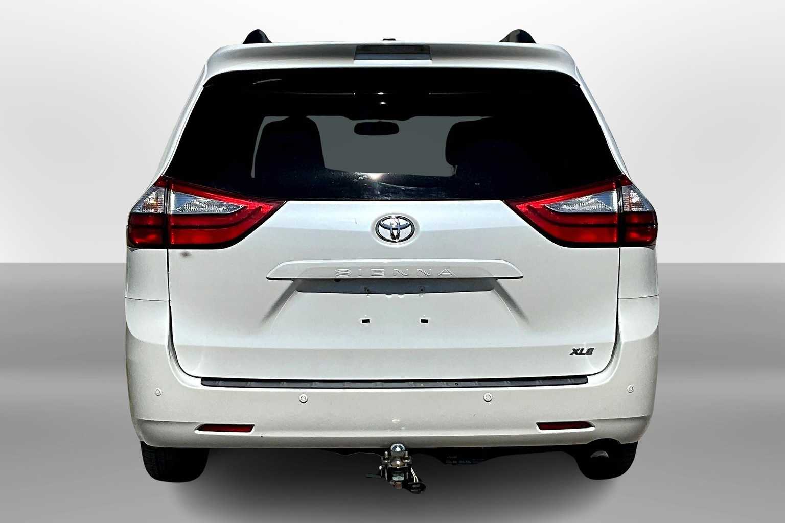 Thumbnail: 2015 Toyota Sienna - 4