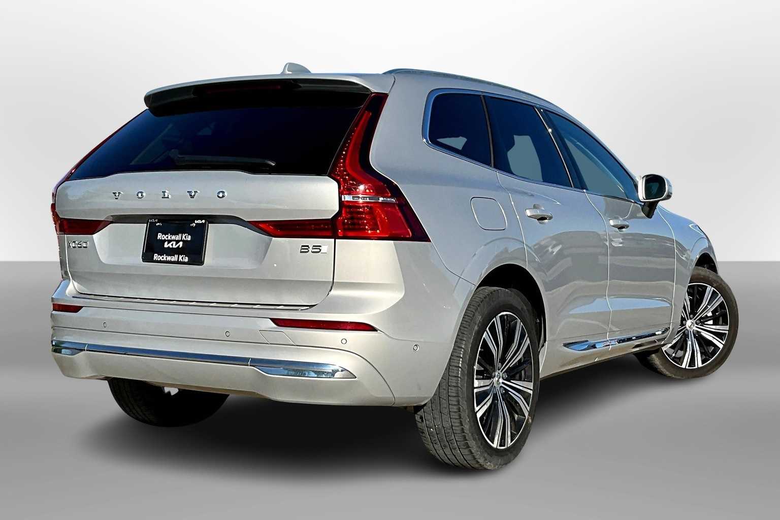 2023 Volvo XC60 B5 Plus photo 2