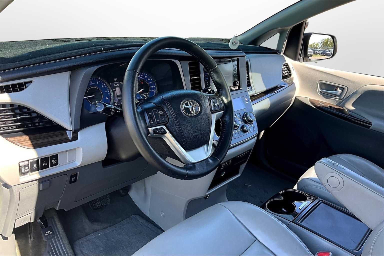 Thumbnail: 2015 Toyota Sienna - 12