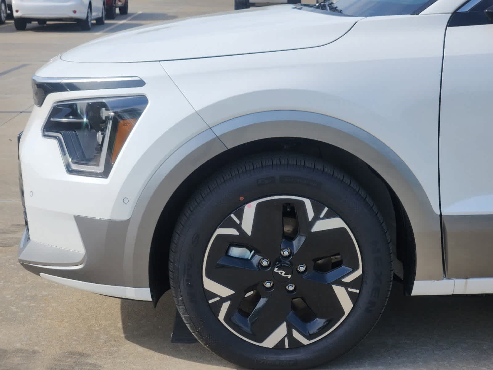 Thumbnail: 2023 Kia Niro - 8