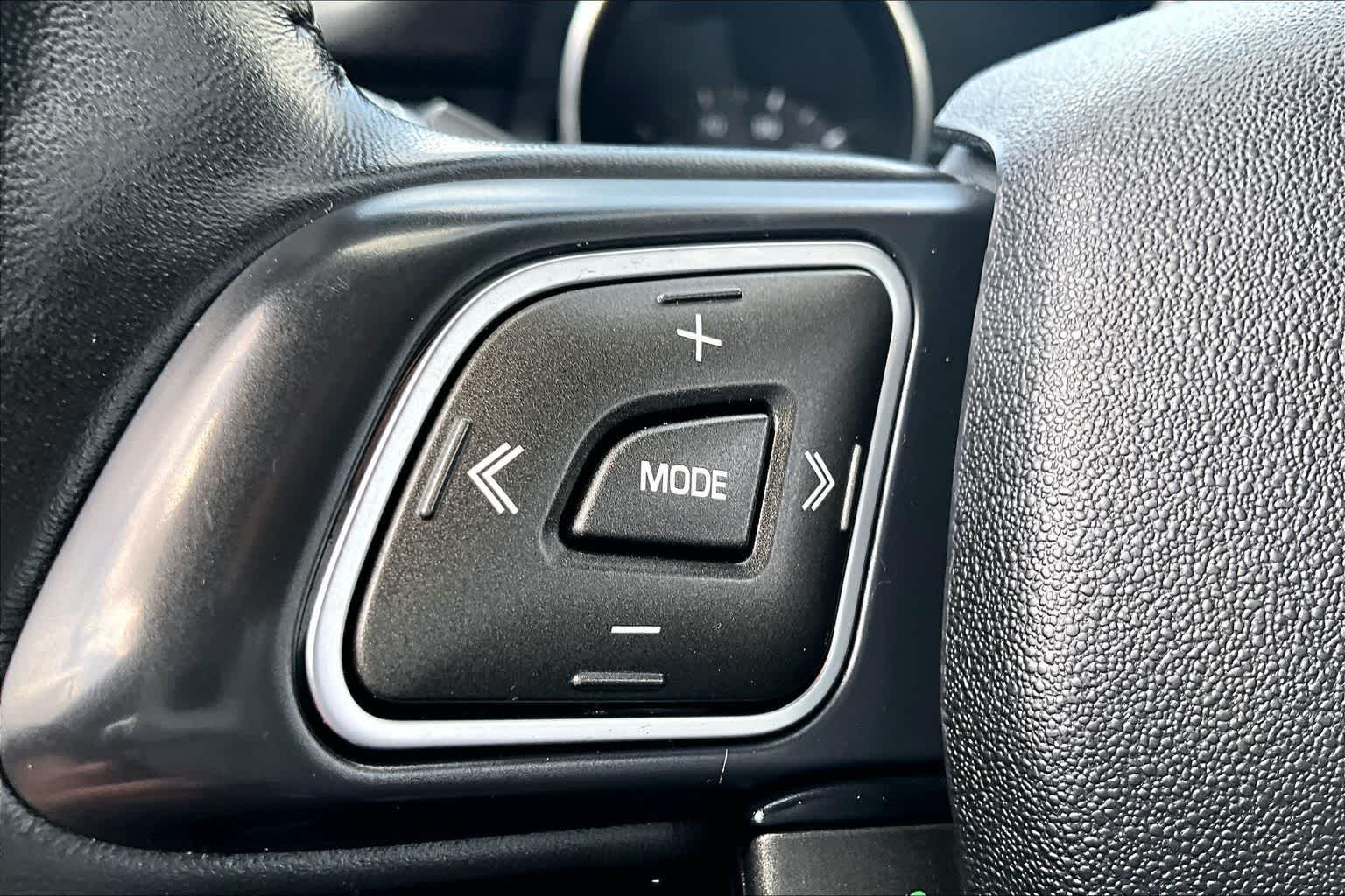 Thumbnail: 2019 Land Rover Range Rover Evoque - 16