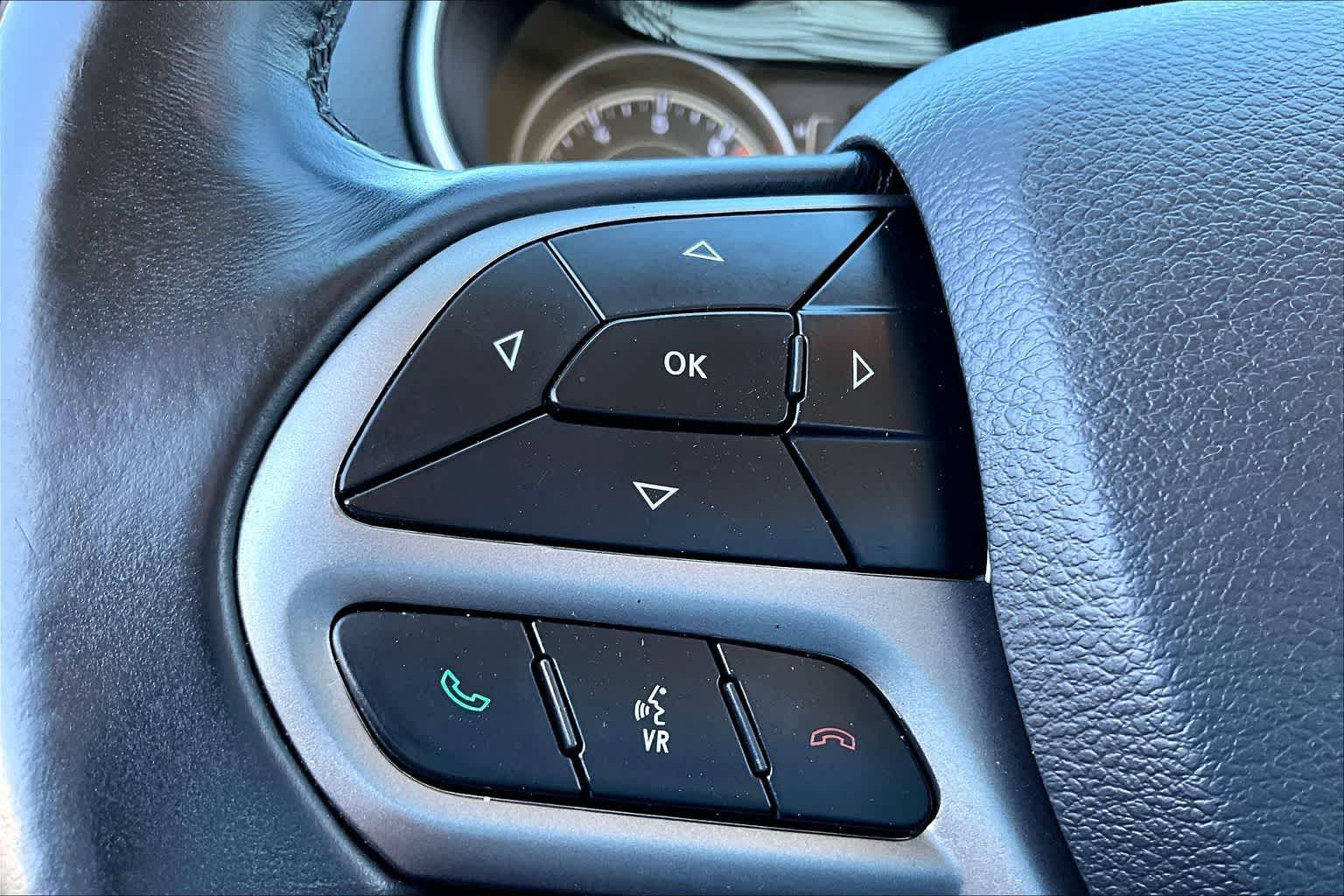 Thumbnail: 2019 Jeep Cherokee - 17