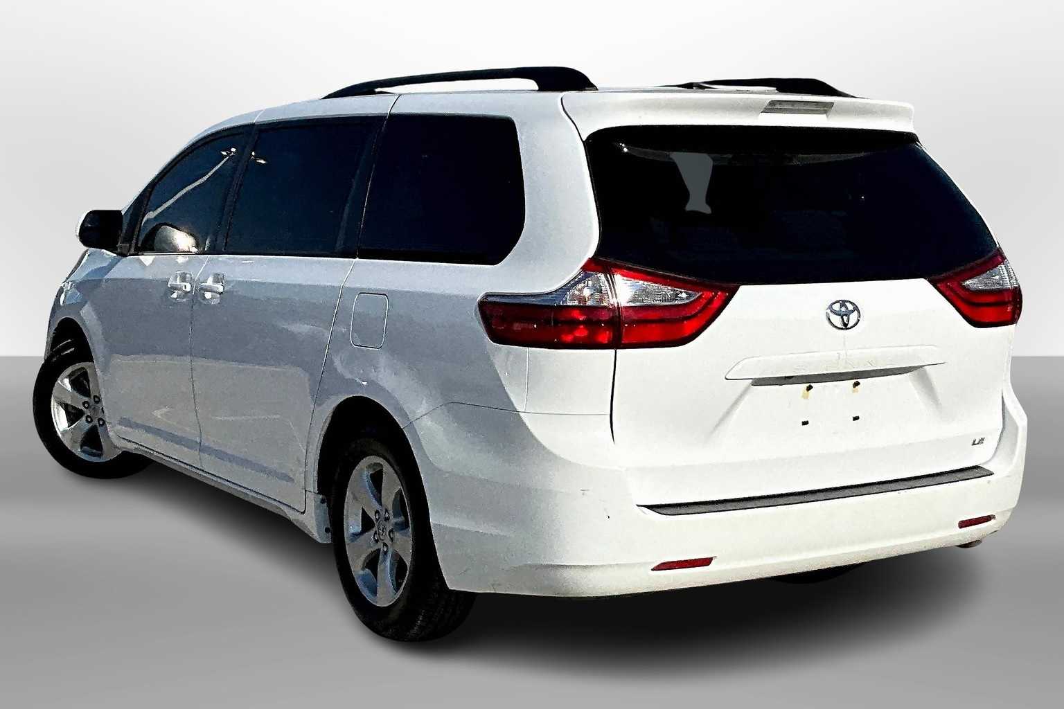 Thumbnail: 2017 Toyota Sienna - 11