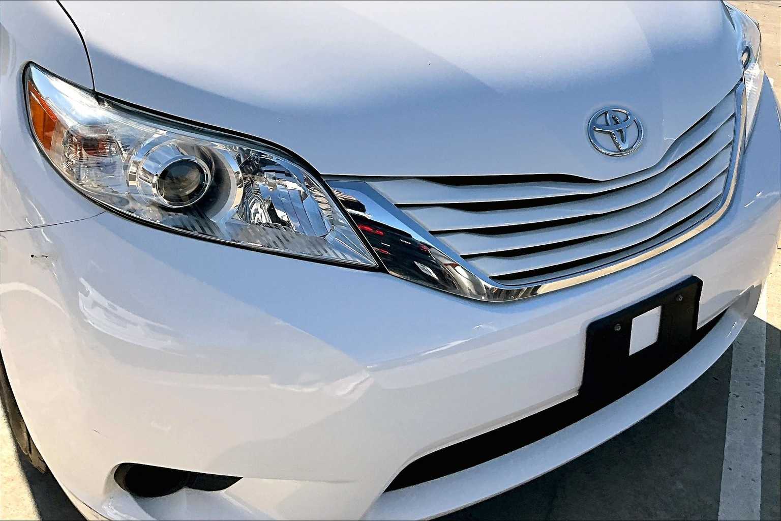 Thumbnail: 2017 Toyota Sienna - 28