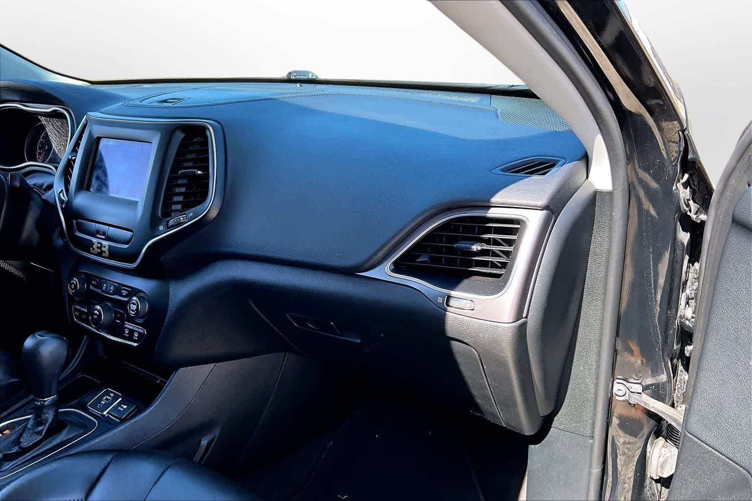 Thumbnail: 2019 Jeep Cherokee - 15