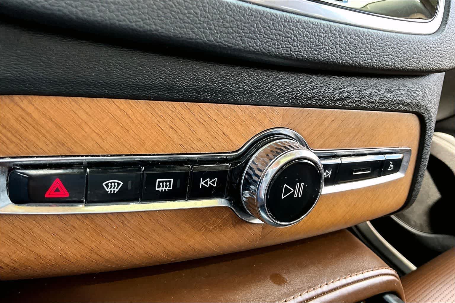 Thumbnail: 2020 Volvo XC90 - 21