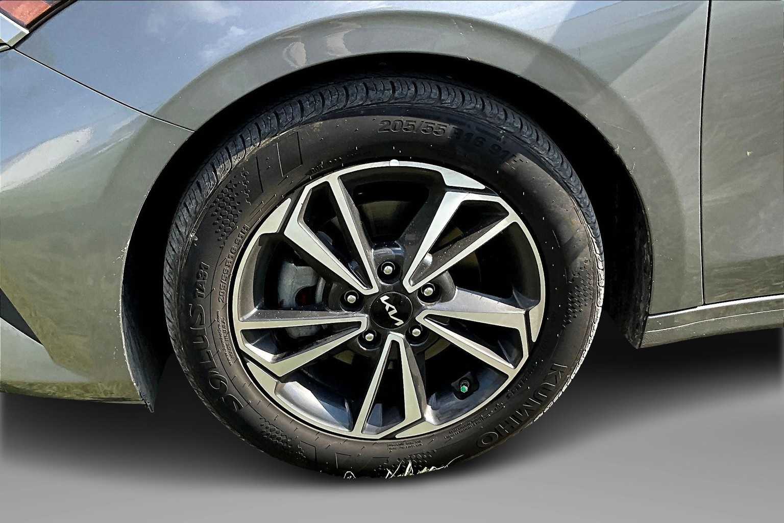 Thumbnail: 2023 Kia Forte - 8