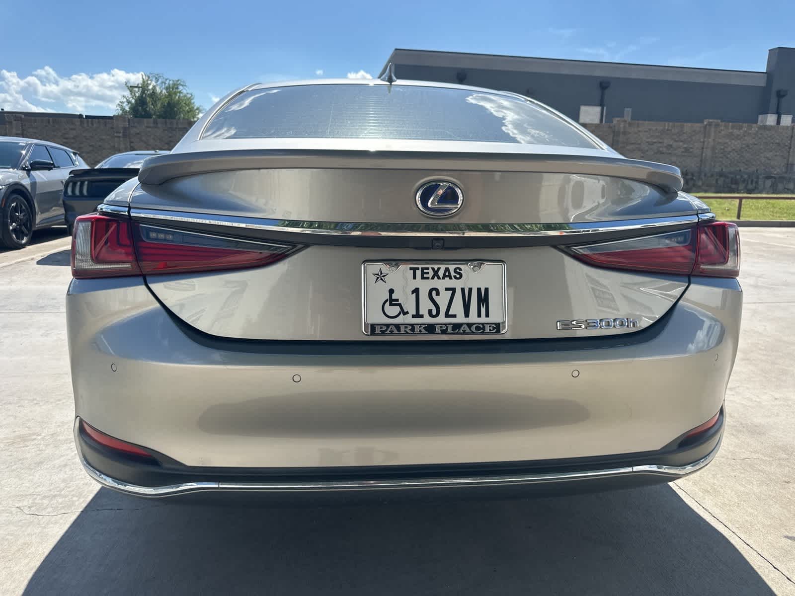 Thumbnail: 2021 Lexus ES - 6