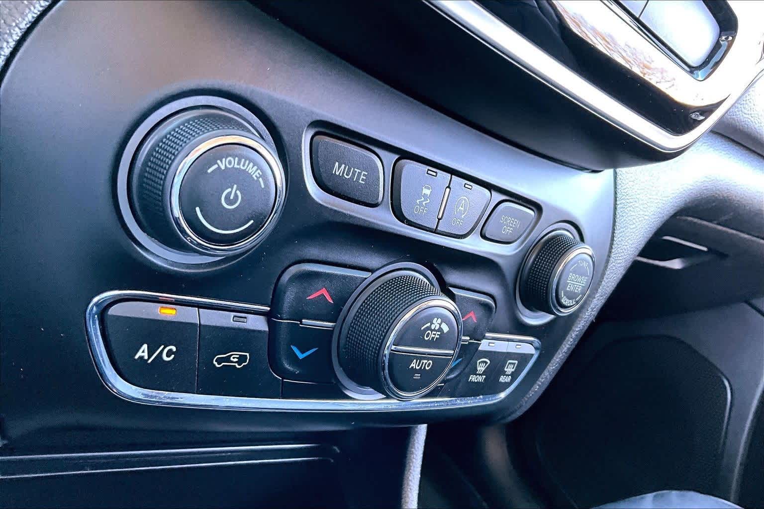 Thumbnail: 2019 Jeep Cherokee - 23