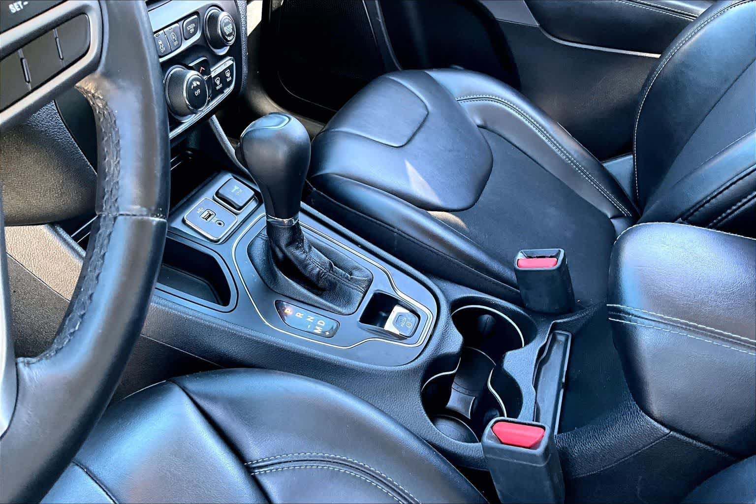 Thumbnail: 2019 Jeep Cherokee - 13