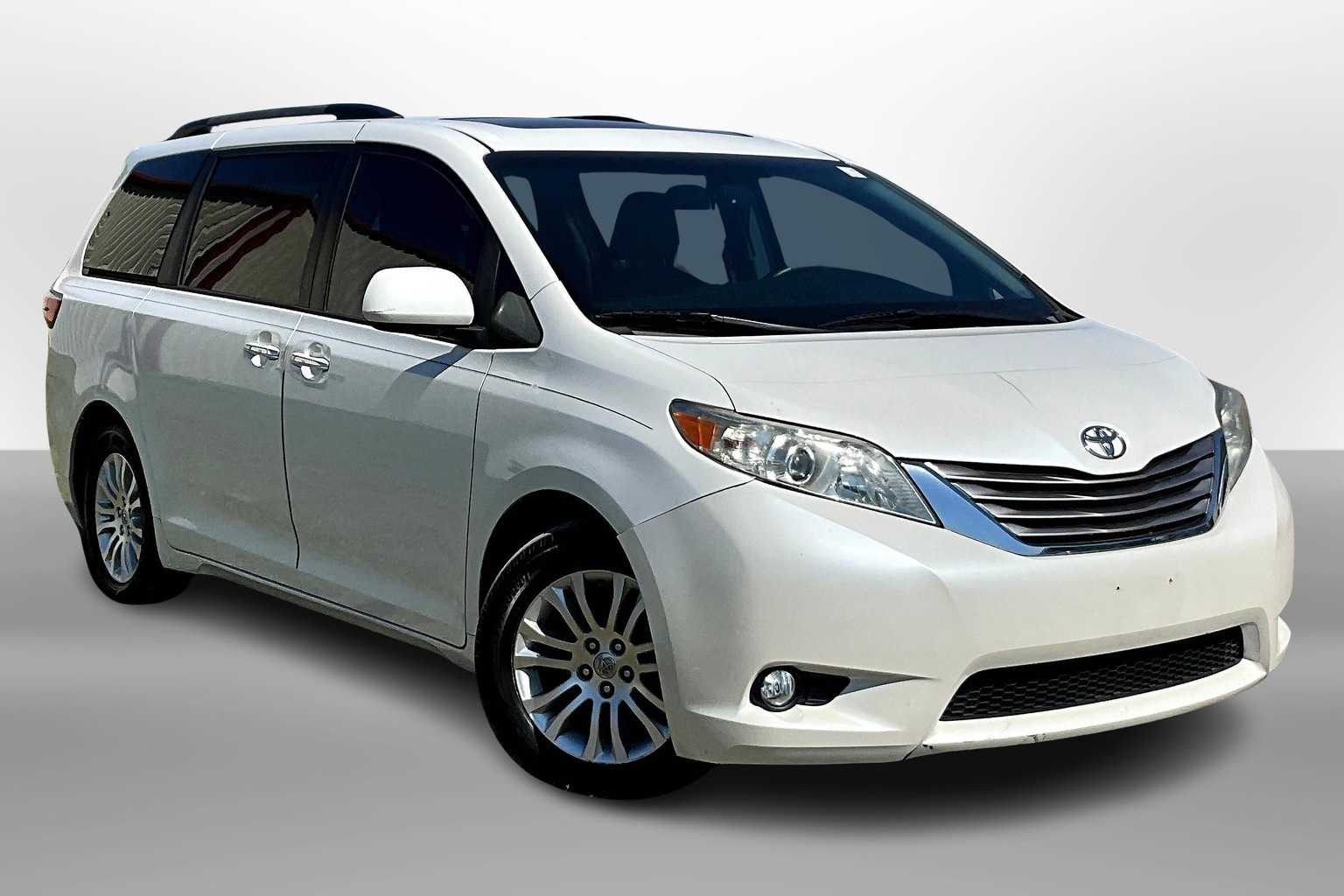 Thumbnail: 2015 Toyota Sienna - 10