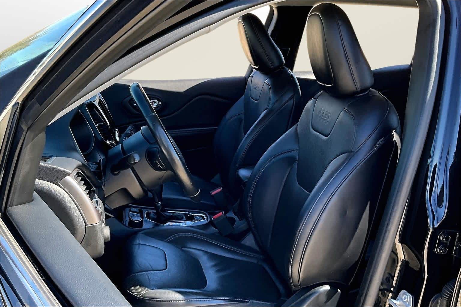 Thumbnail: 2019 Jeep Cherokee - 24