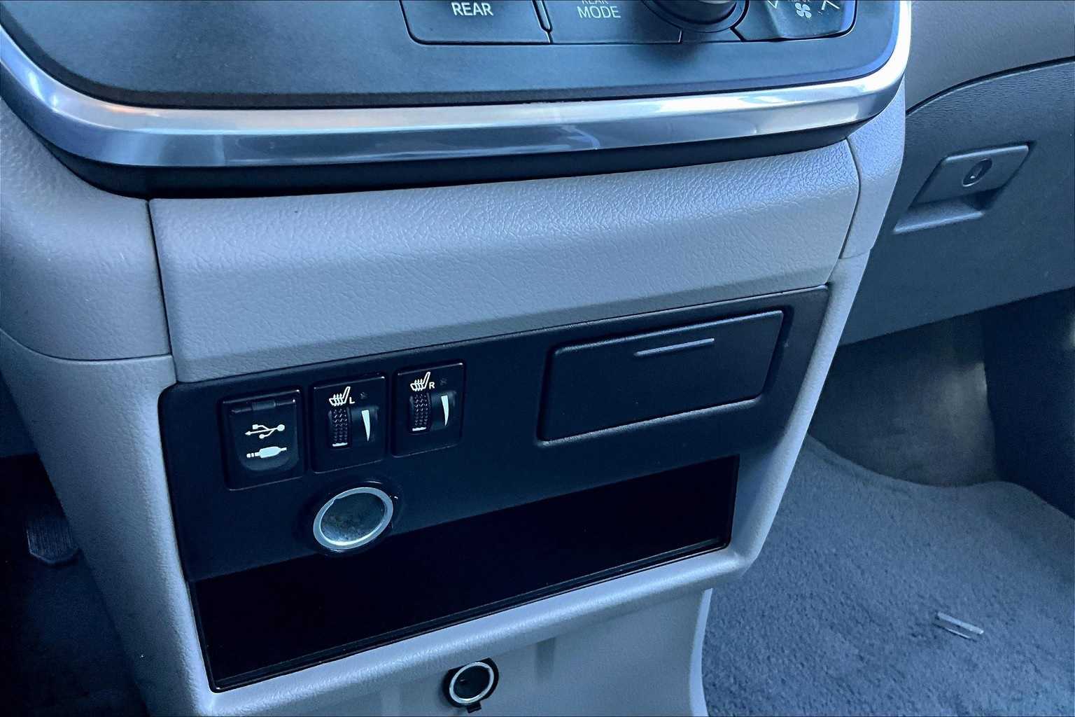 Thumbnail: 2015 Toyota Sienna - 23