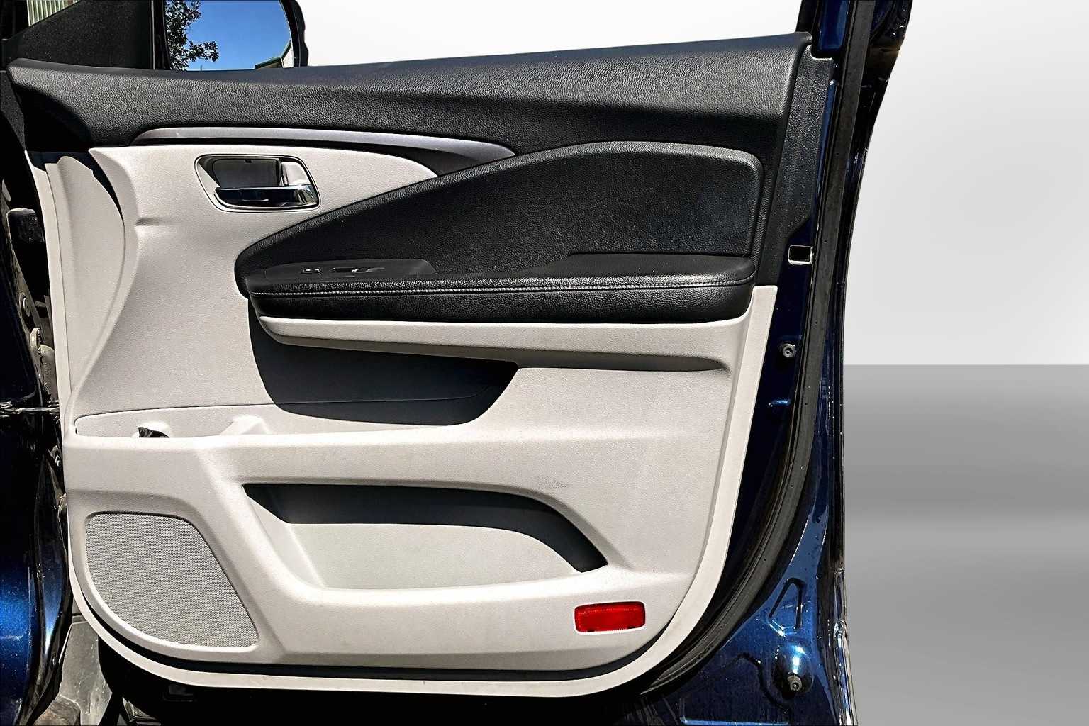 Thumbnail: 2017 Honda Ridgeline - 18