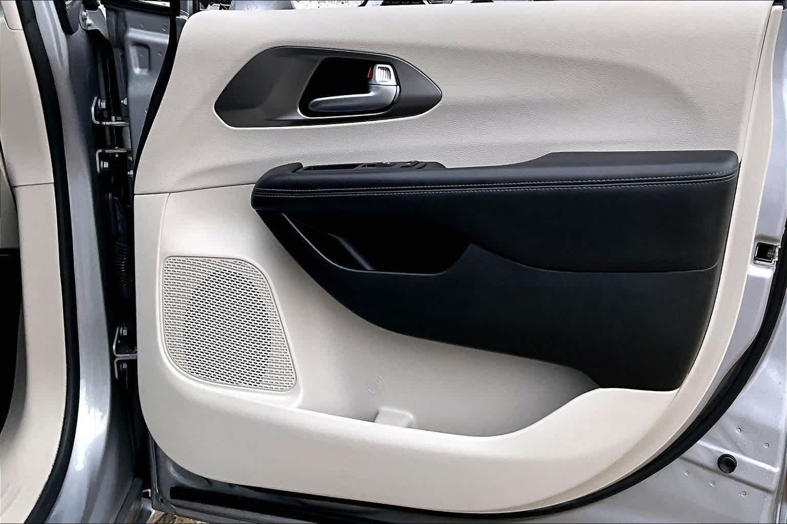 Thumbnail: 2018 Chrysler Pacifica - 18