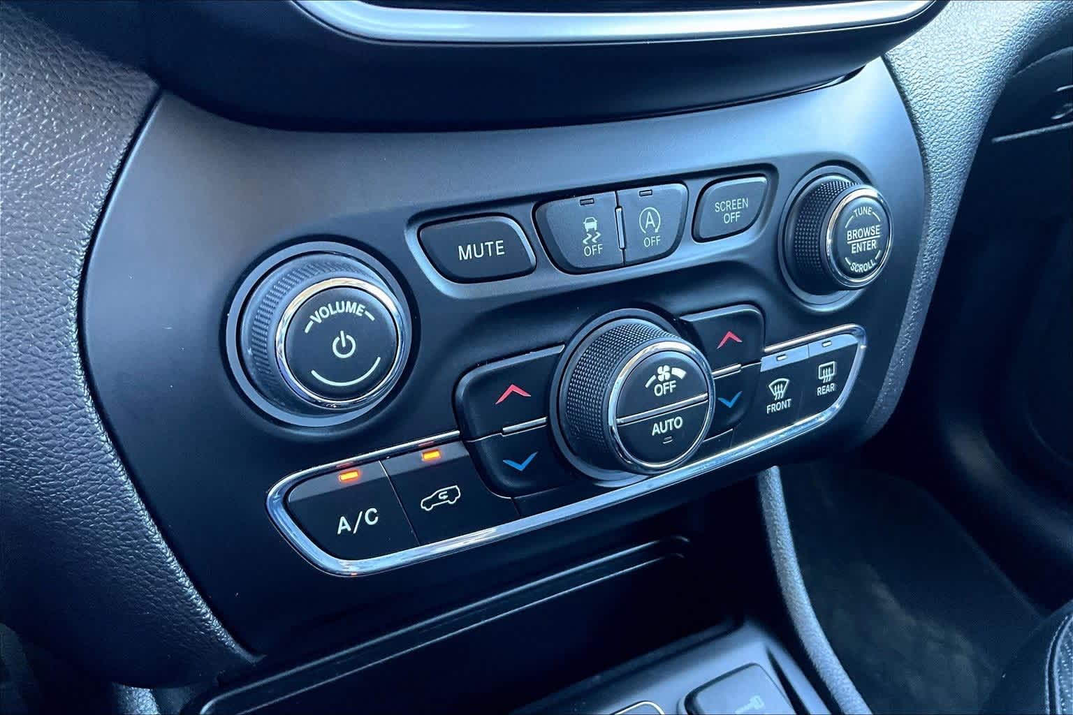 Thumbnail: 2019 Jeep Cherokee - 25