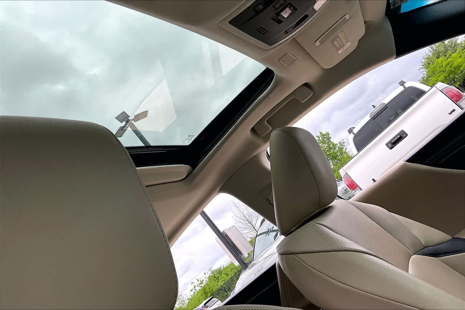 Thumbnail: 2021 Lexus ES - 16