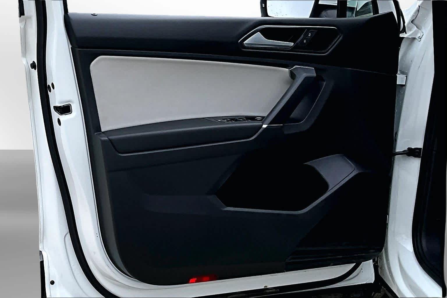 Thumbnail: 2018 Volkswagen Tiguan - 17