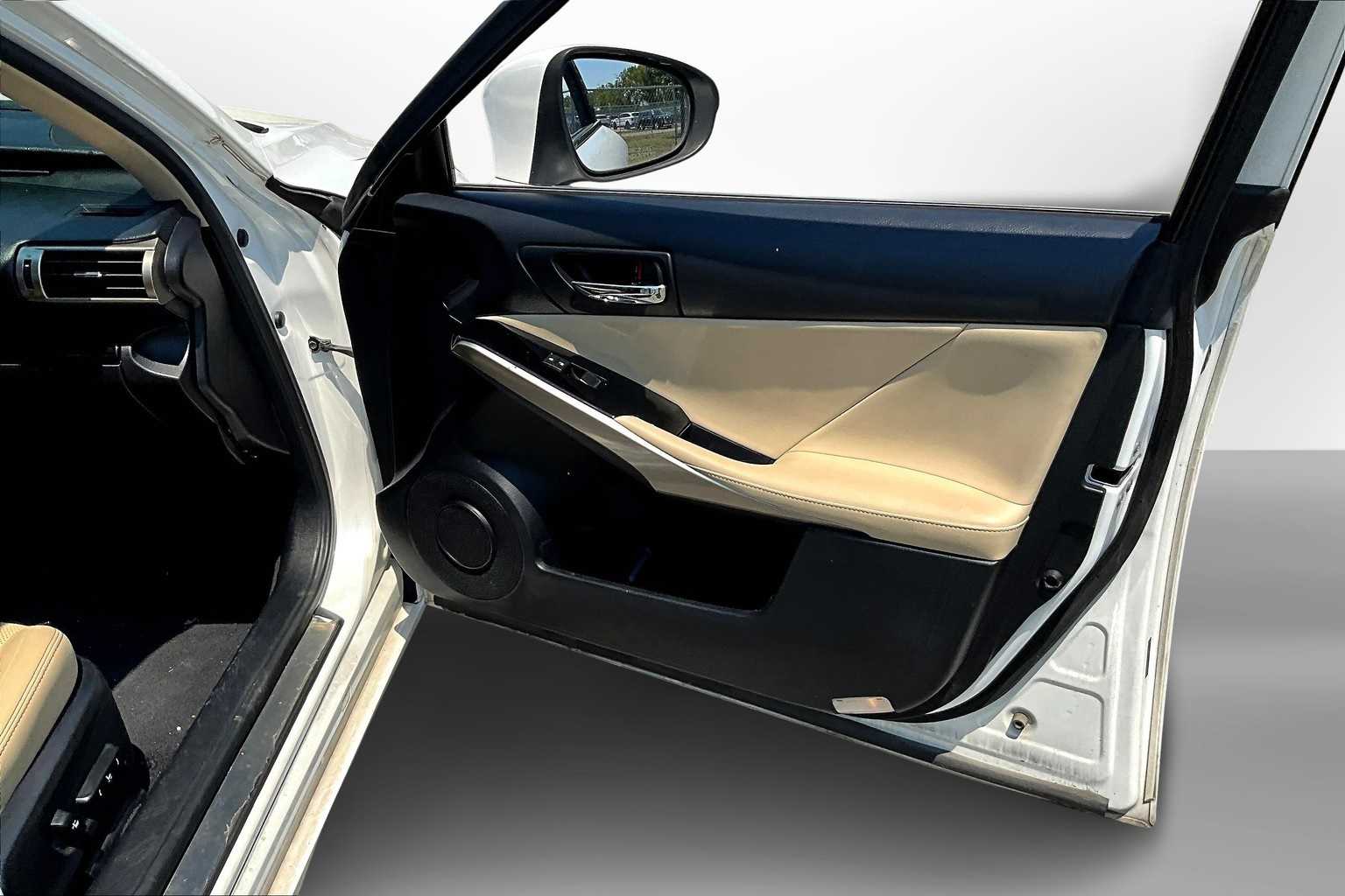 Thumbnail: 2016 Lexus IS - 18