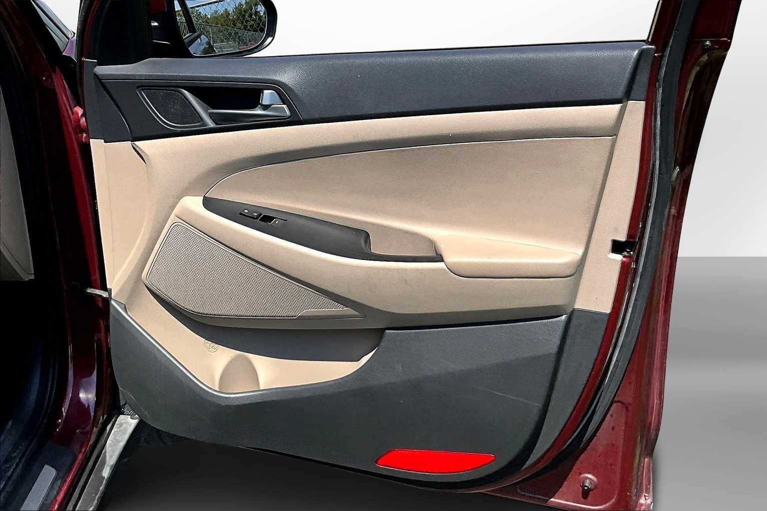 Thumbnail: 2016 Hyundai Tucson - 18