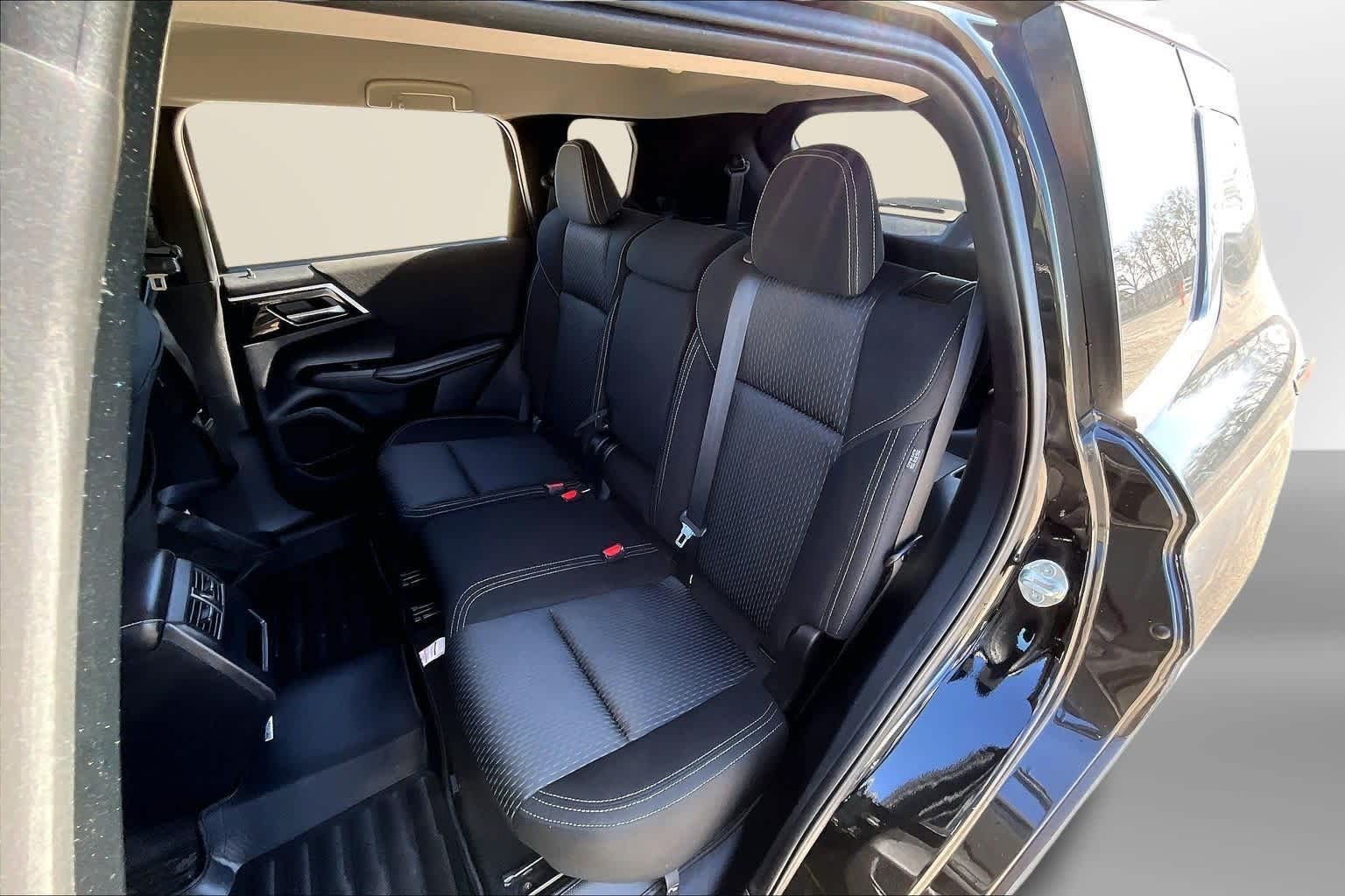 Thumbnail: 2022 Mitsubishi Outlander - 25